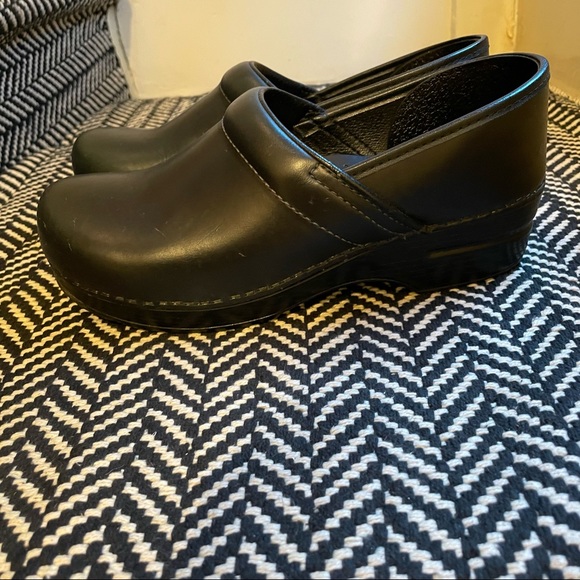 Black Dansko clogs - Picture 4 of 8